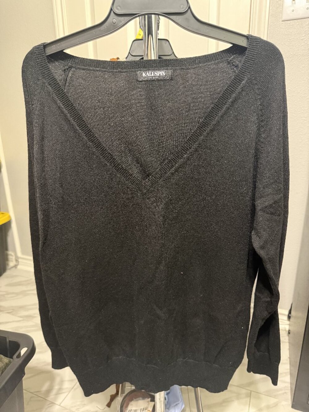 Kallspin Women's V-Neck Knit Sweater - L